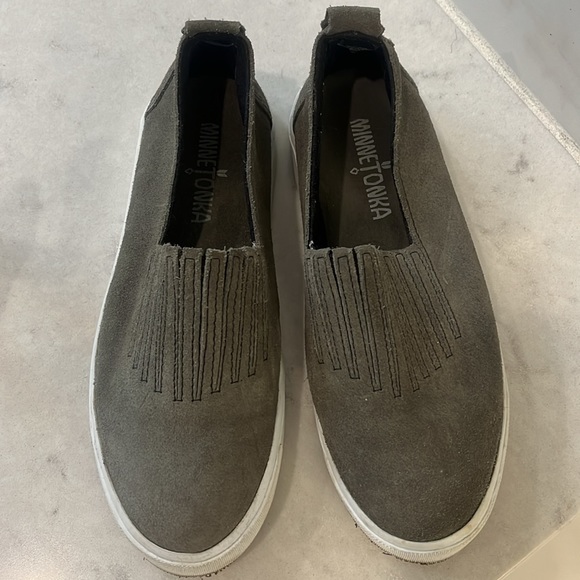 MINNETONKA WOMEN'S GABI SLIP-ON SHOES - ROUND TOE - olive - size 5 - Picture 2 of 4